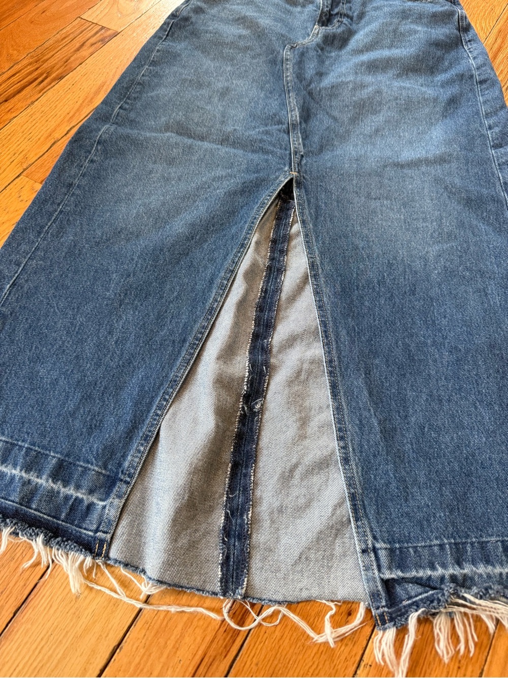 GAP Denim Maxi Skirt Slit Front Frayed Hem Medium Indigo Women’s Size 29/8 - Picture 2 of 13